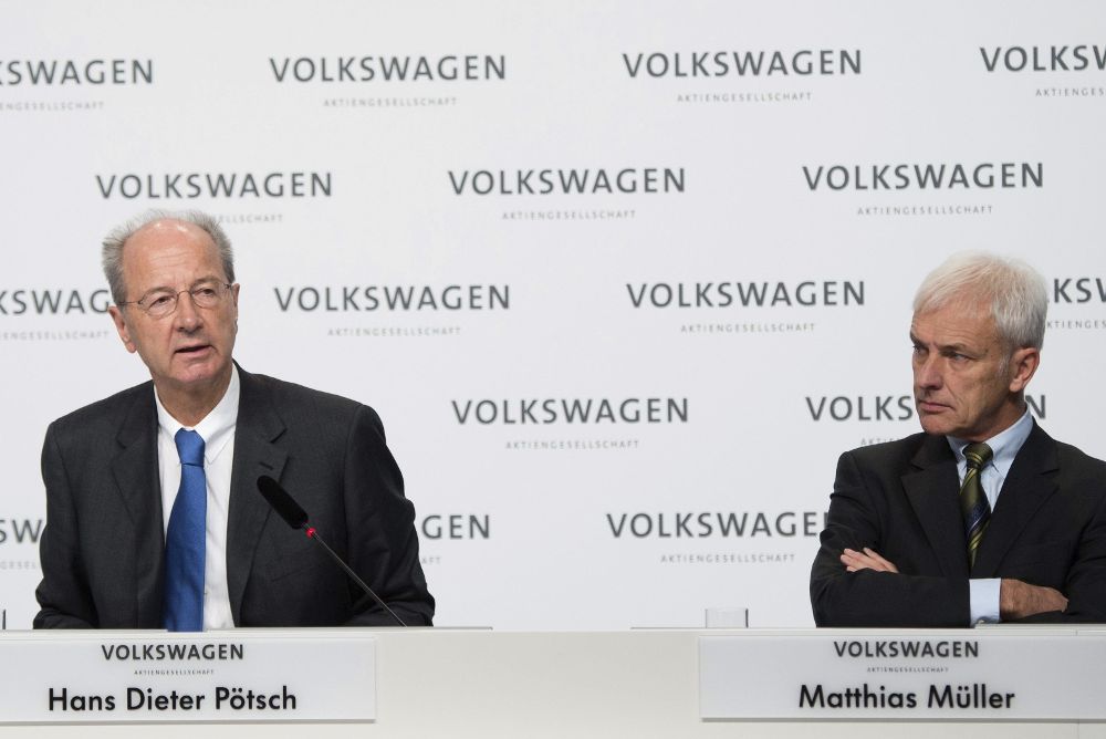 El presidente de la junta directiva de Volkswagen, Matthias Müller (d), y el presidente del consejo de supervisión, Hans Dieter Pötsch.