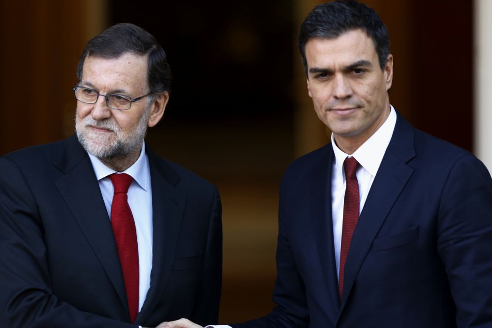 El presidente del Gobierno, Mariano Rajoy (i), y el líder del PSOE, Pedro Sánchez.
