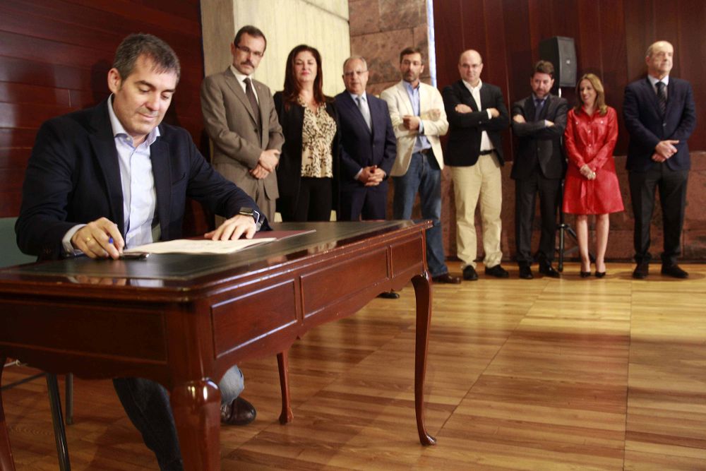 El presidente del Gobierno de Canarias, Fernando Clavijo, firma con los presidentes de Cabildos, excepto el de Gran Canaria, el convenio sobre el reparto del Impuesto General sobre el Tráfico de Empresas (IGTE).