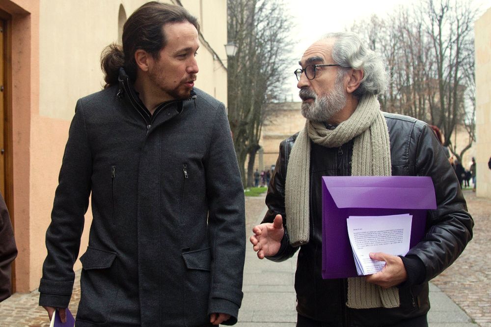 El secretario general de Podemos, Pablo Iglesias (i), conversa con el secretario general de Zamora, Braulio Llamero, tras comparecer ante los medios de información, hoy, jueves.