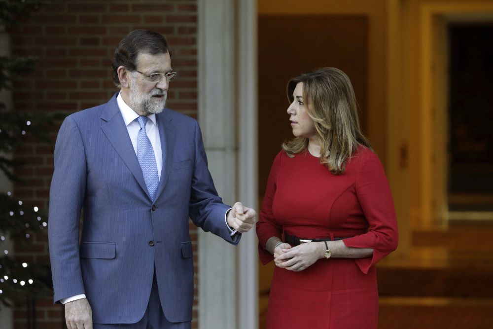 El presidente del Gobierno, Mariano Rajoy, conversa con la presidenta de Andalucía, Susana Díaz, antes de la entrevista que mantuvieron para acordar proyectos en esa comunidad susceptibles de beneficiarse del "plan Juncker" de inversiones de la Unión Europea.