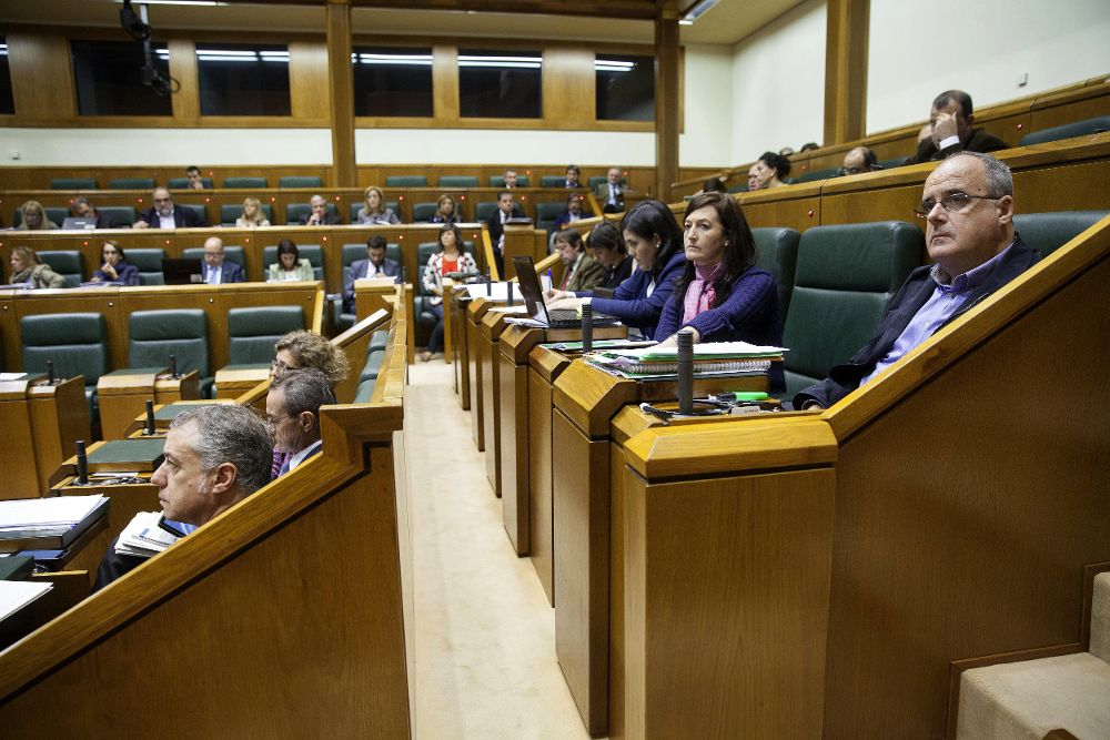 El lehendakari, Iñigo Urkullu (i), y el portavoz del PNV, Joseba Egibar (d), durante un pleno del Parlamento vasco.