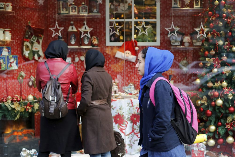 Dos mujeres observan una tienda decorada con motivos navideños, en Teherán, Irán, el 23 de diciembre.