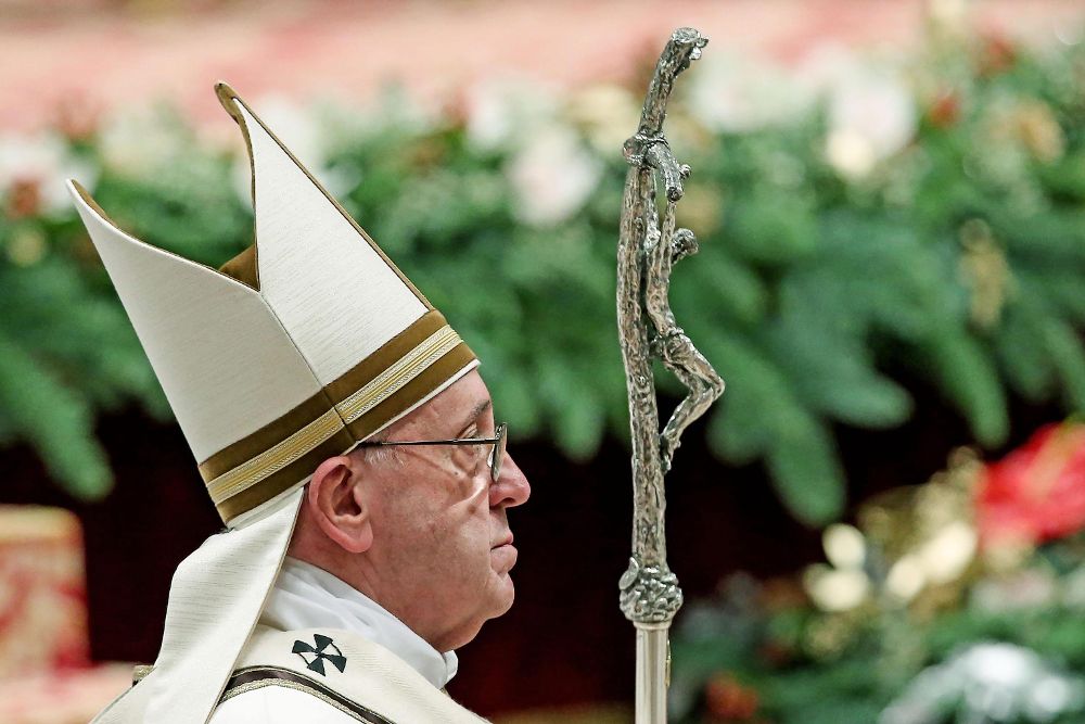 El papa Francisco encabeza una misa.