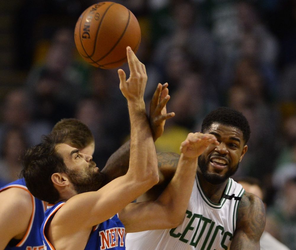 El jugador de Boston Celtics Amir Johnson (der.) lucha por el balón con Calderón, de New York Knicks. 