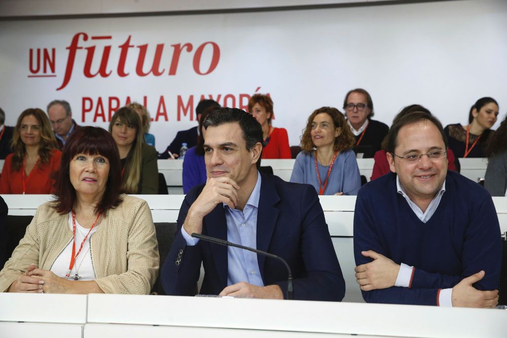 El secretario general, Pedro Sánchez (c), acompañado de la presidenta del partido, Micaela Navarro, y el secretario de Organización, César Luena, durante la reunión del Comité Federal del PSOE.