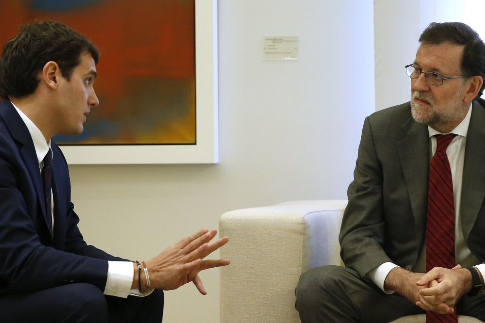 Mariano Rajoy, (d), y el presidente de Ciudadanos, Albert Rivera, , durante la reunión que han celebrado hoy en el Palacio de La Moncloa.