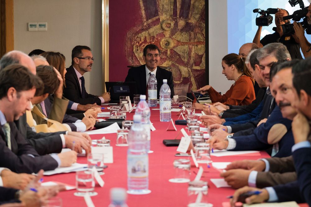 El presidente del Gobierno, Fernando Clavijo (c), durante una pasada reunión con los representantes de las federaciones canarias de islas y ayuntamientos, la Fecai y la Fecam.