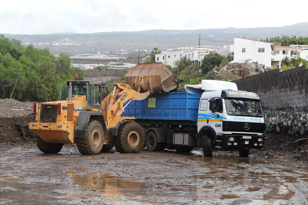 Limpieza de restos en el sur de Tenerife tras las fuertes lluvias de octubre de 2014.