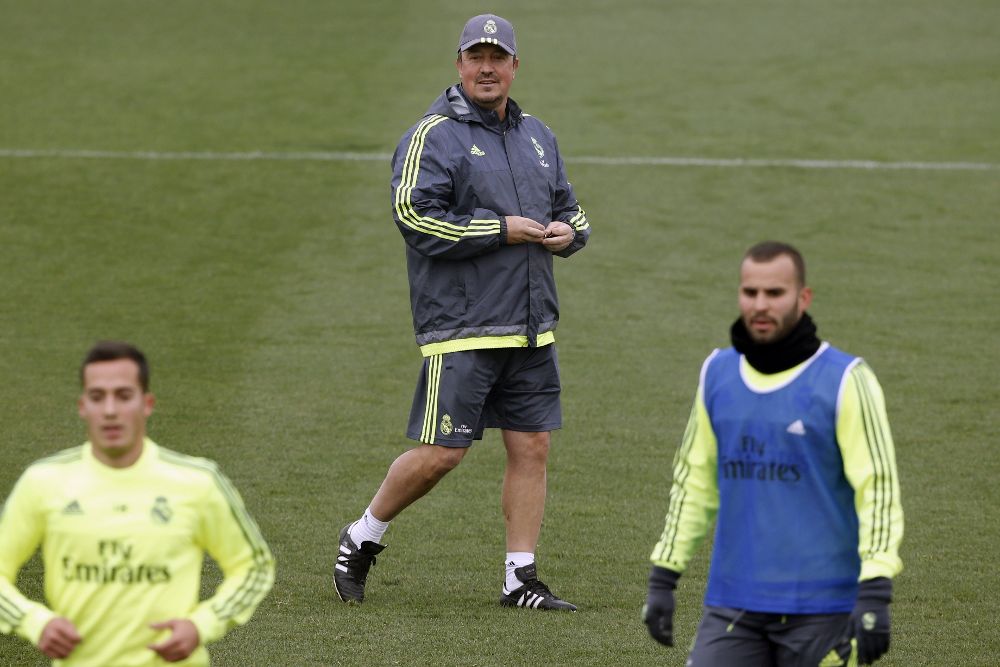 El entrenador del Real Madrid, Rafa Benítez, dirige el entrenamiento realizado hoy en la Ciudad Deportiva de Valdebebas.