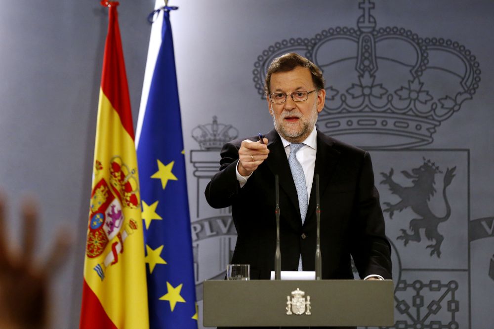 El presidente del Gobierno, Mariano Rajoy, durante la rueda de prensa que ha ofrecido hoy en La Moncloa tras la primera reunión del Consejo de Ministros con el Gobierno en funciones,