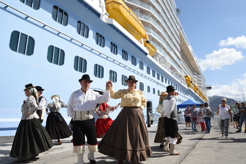 El turismo de cruceros adquiere cada vez más importancia en Tenerife. En la imagen, la llegada de uno de estos barcos al puerto de Santa Cruz.J. ADÁN