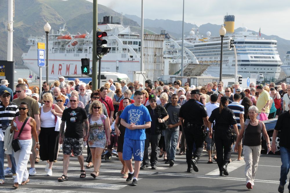 Turistas procedentes de un crucero llegando a la capital tinerfeña.J. ADÁN