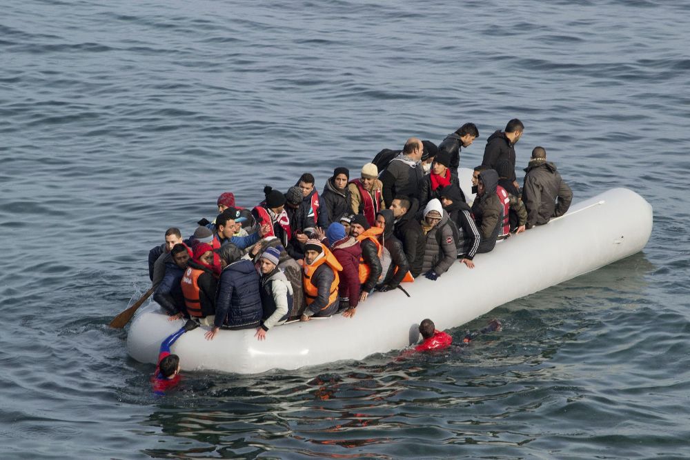 Varios refugiados son conducidos por miembros de la Guardia Costera tras su rescate cuando trataban de llegar a la isla griega de Lesbos, el pasado día 15.