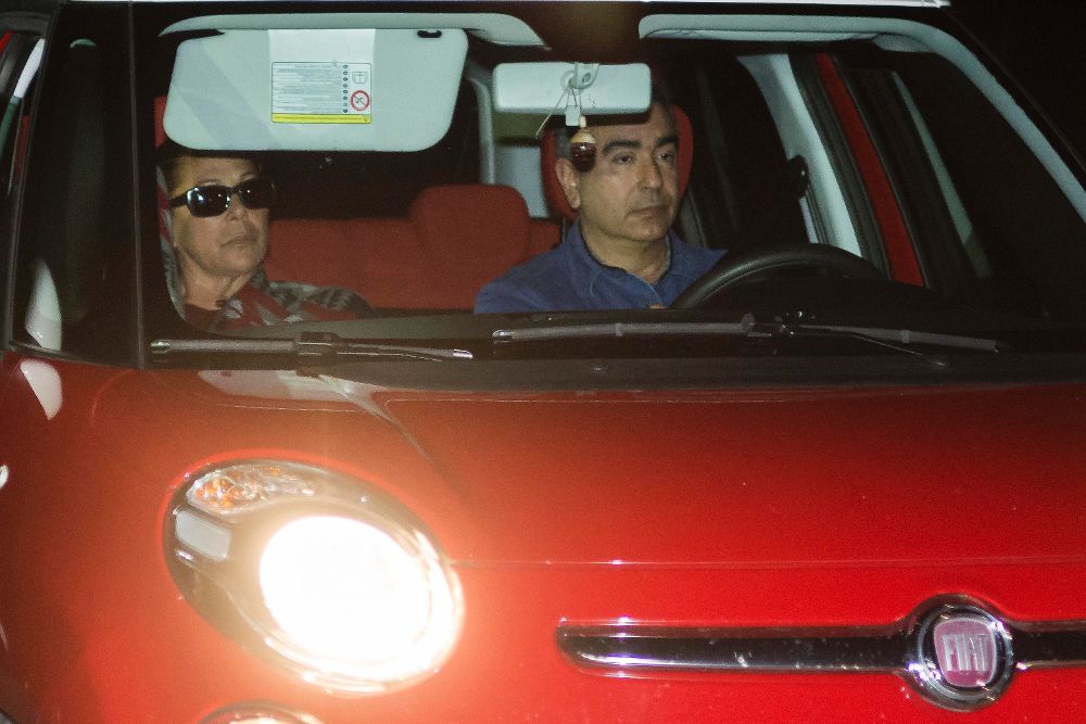 Isabel Pantoja llega en coche conducido por su hermano, Agustín, a la carcel de mujeres de Alcalá de Guadaíra después de salir de permiso el pasado 15 de diciembre.