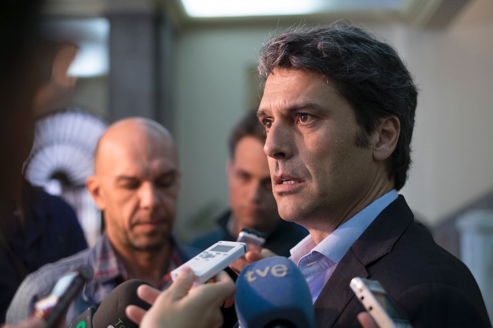 El delegado del Gobierno en Canarias, Enrique Hernández Bento, ha anunciado hoy que se reunirá este lunes con los grupos políticos del Ayuntamiento de La Oliva.