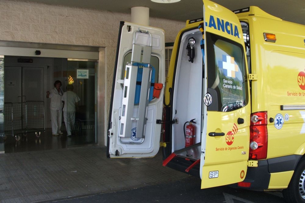 Una ambulancia del Servicio de Urgencias Canario a la puerta de Urgencias del hospital de la Candelaria.