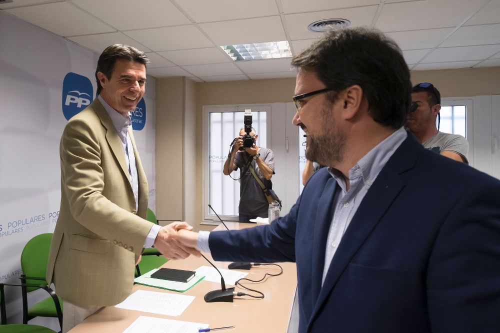 El ministro de Industria, Energía y Turismo en funciones y presidente del PP de Canarias, José Manuel Soria (i), saluda al secretario regional del partido en Canarias, Asier Antona.
