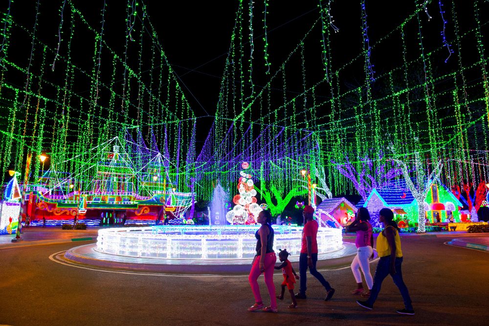 Personas pasean por el parque de luces Brillante Navidad en Santo Domingo (República Dominicana).