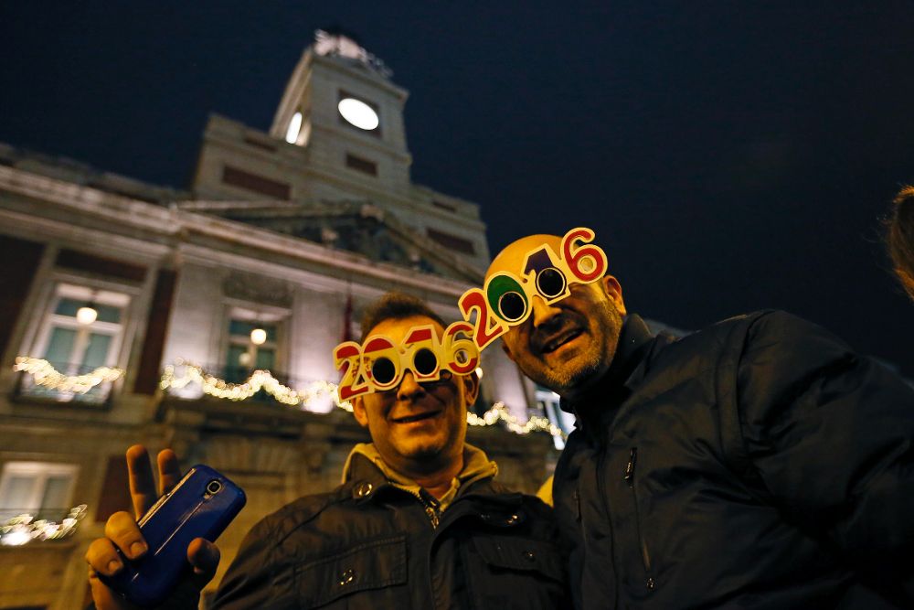 Miles de personas celebraron ayer la Nochevieja un día antes de la noche de fin de año en la madrileña Puerta del Sol.