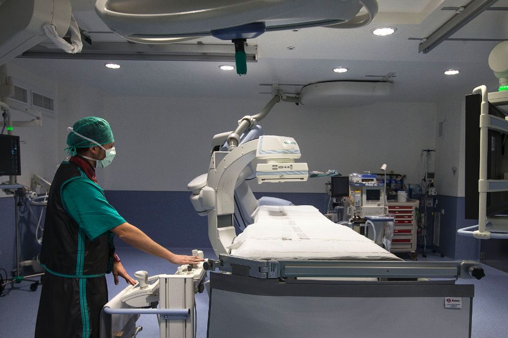 Un médico del hospital Doctor Peset de Valencia muestra el funcionamiento del quirófano híbrido de cirugía cardiovascular, uno de los mas avanzados de los existentes en España para tratar los aneurismas de aorta y otras patologías vasculares.