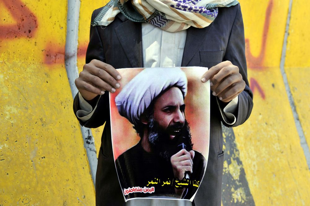 Imagen del 18 de octubre de 2014 que muestra a un partidario del movimiento chiíta yemení con un cartel de su líder, el ahora ejecutado Nimr Baqir al-Nimr.