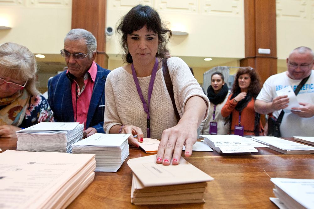 La secretaria general de Podemos Andalucía, Teresa Rodríguez, recoge su papeleta antes de votar para las elecciones generales.