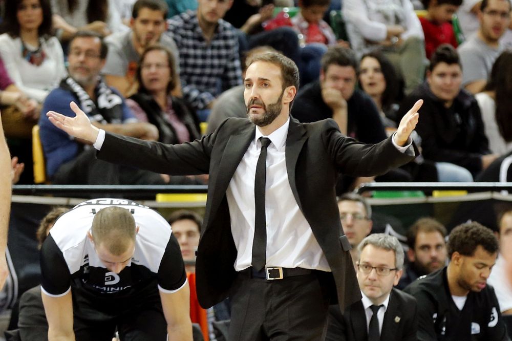 El entrenador del Bilbao Basket Sito Alonso da instrucciones.