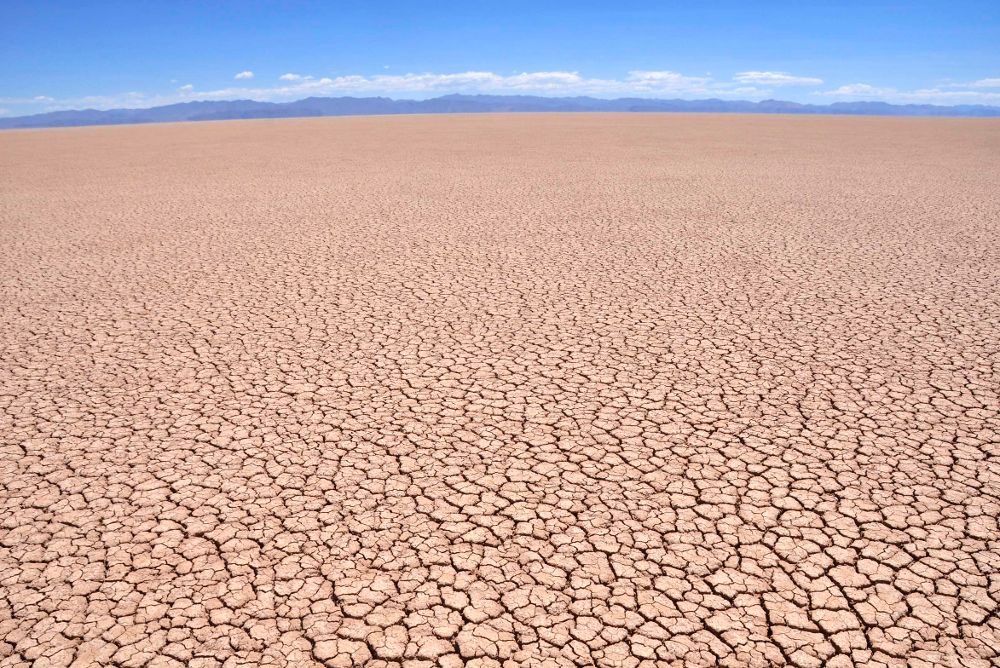 Fotografía de un sector del lago Poopó, que hoy está casi totalmente seco, en Oruro (Bolivia).