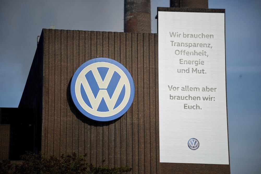 Logotipo de Volkswagen en la fábrica de Volkswagen en Wolfsburgo (Alemania).
