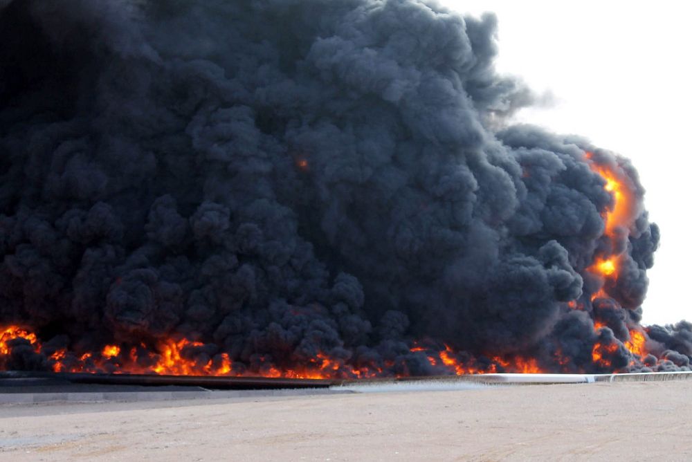 Fotografía de archivo tomada el 26 de diciembre de 2014 que muestra un incendio en un almacén de petróleo en al-Sidra (Libia). 