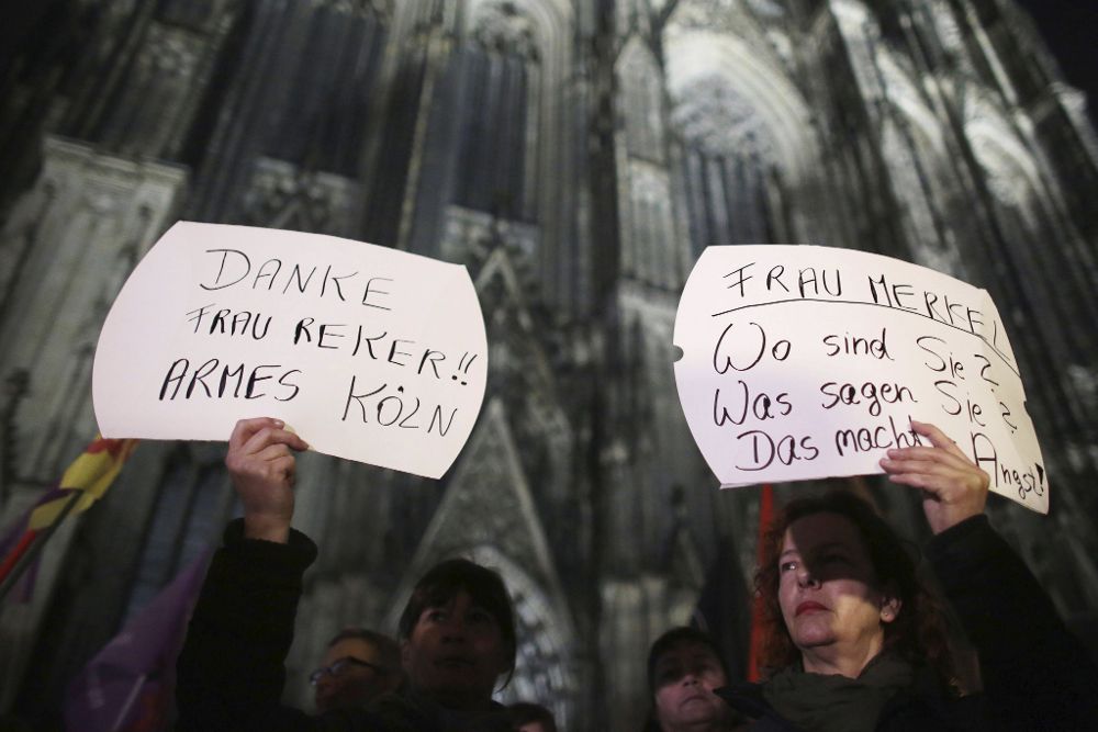 Decenas de personas se manifiestan contra la violencia sexista frente a la catedral de Colonia, Alemania.