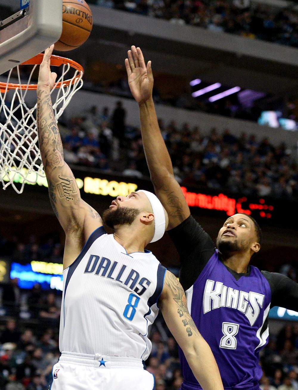 El jugador Rudy Gay (d) de Sacramento Kings bloquea el tiro de Deron Williams (i) de Dallas Mavericks.