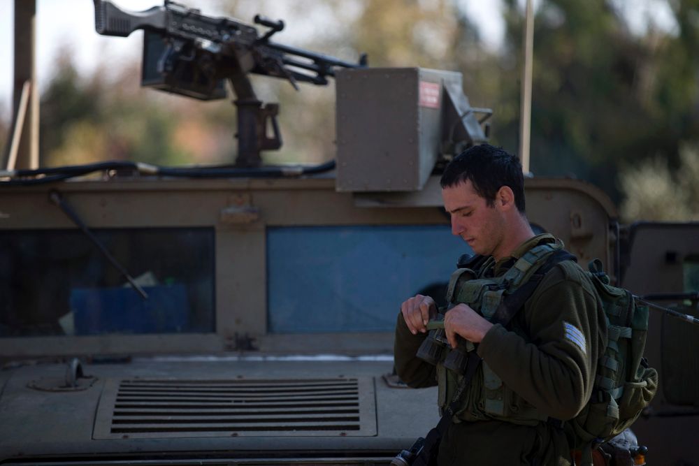 Un soldado israelí patrulla cerca del pueblo libanés de Al Khiam.