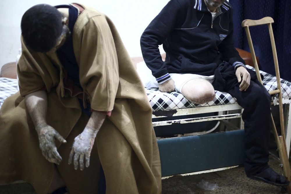 Un hombre herido recibe asistencia médica en un hospital en Duma (Siria).
