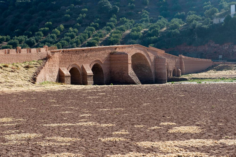 Entre Linares y Úbeda (Jaén) está el Puente de Ariza, obra cumbre de ingeniería civil de Andrés de Vandelvira, figura clave del renacimiento español, pero solo es posible verlo en contadas ocasiones y ahora es una de ellas gracias a la sequía, ya que en 1998 se sumió bajo las aguas del embalse del Giribaile.