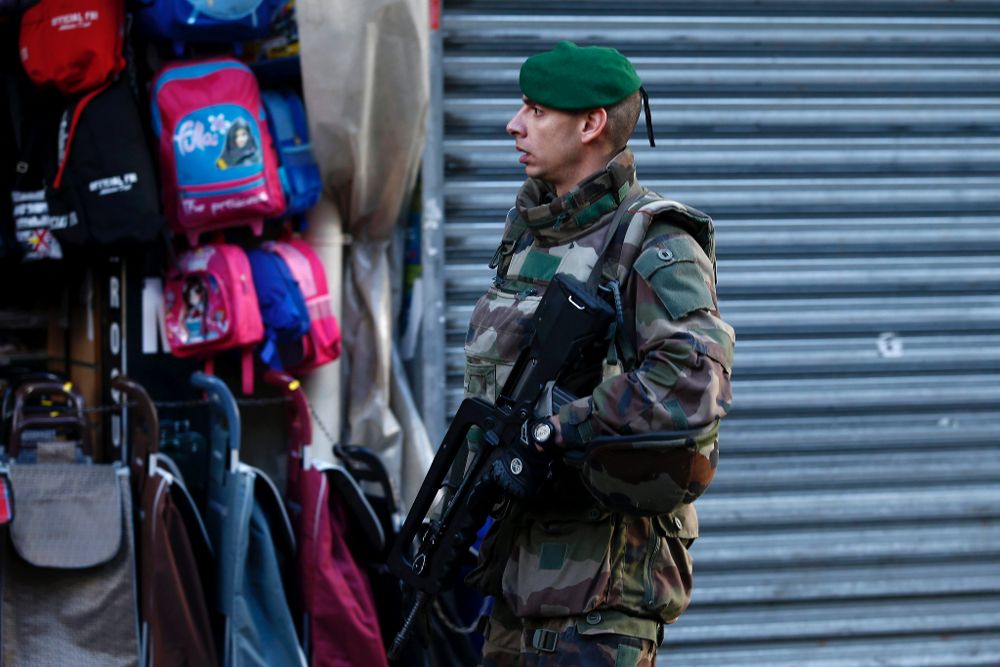 Un militar monta guardia en el lugar donde fue perpetrado un ataque con arma blanca en la calle de la Goutte d'Or, París, Francia, hoy 7 de enero de 2016. 