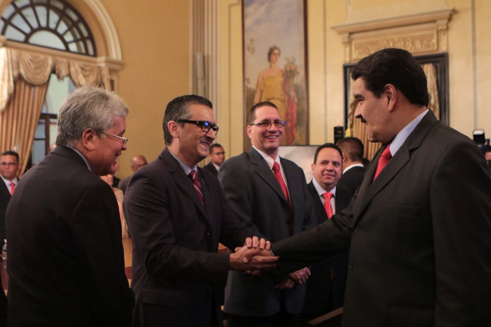 Fotografía cedida por prensa de Miraflores donde se observa al presidente de Venezuela Nicolás Maduro (d) saludar a Miguel Pérez Abbad, nuevo ministro de Industria y Comercio.