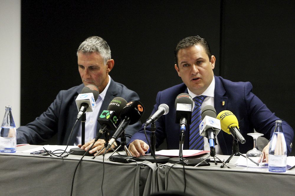 El alcalde de Arona, José Julián Mena, acompañado por el portavoz de Ciudadanos de Arona, José Antonio Reverón, durante la rueda de prensa que han ofrecido hoy.