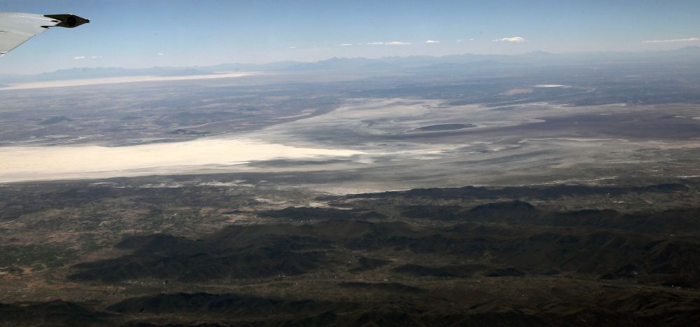 Vista aérea del lago Poopó, el segundo más grande de Bolivia, que está en un proceso de desertización en la zona andina del país debido al cambio climático, los fenómenos de El Niño y la Niña y la contaminación minera.