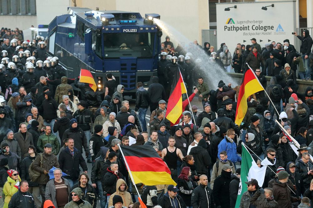 La Policía de Colonia trata de disolver una manifestación del movimiento antimusulmán Pegida y del partido de estrema derecha Pro Koeln, hoy, en protesta por las agresiones sexuales de Nochevieja.