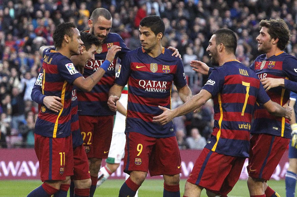 Leo Messi (2i) celebra con sus compañeros el tercer gol que ha marcado frente al Granada.