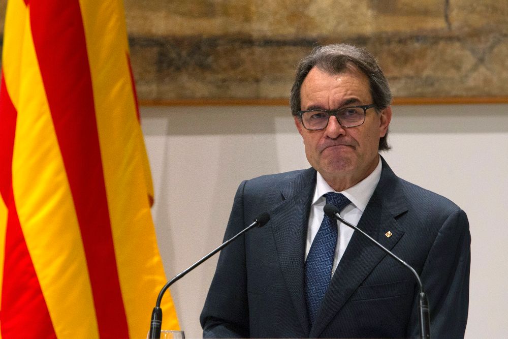 El presidente catalán en funciones, Artur Mas, durante la rueda de prensa que ha ofrecido hoy en el Palau de la Generalitat en la que ha anunciado públicamente su renuncia a optar a la reelección.