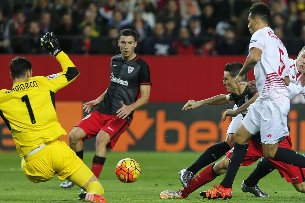 El delantero del Athletic de Bilbao Aritz Aduriz (3d) intenta llegar al balón ante el porter del Sevilla Sergio Rico.