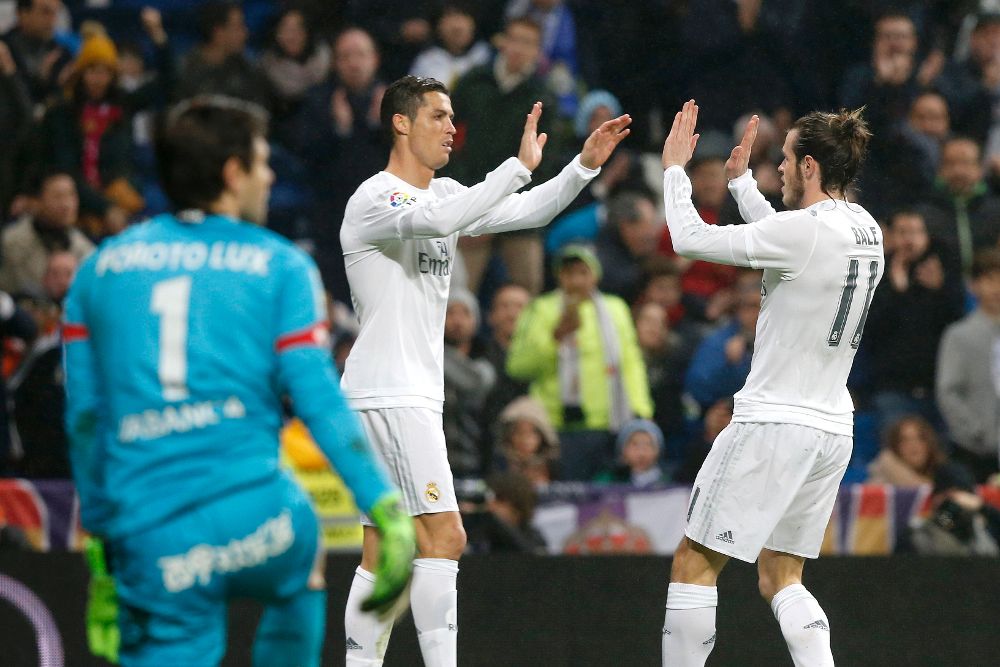 Los jugadores del Real Madrid, el portugués Cristiano Ronaldo (c) y el galés Gareth Bale, celebran el tercer gol del equipo madridista.