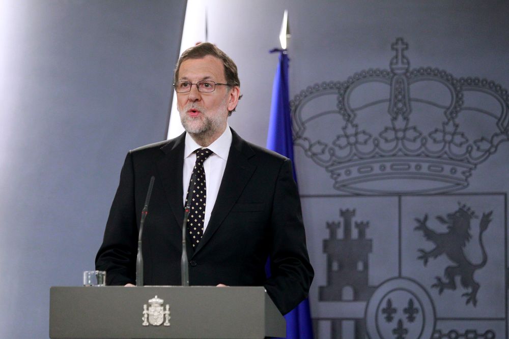 El presidente del Gobierno en funciones, Mariano Rajoy, en una comparecencia en La Moncloa mientras se celebra el pleno de investidura del independentista Carles Puigdemont. 