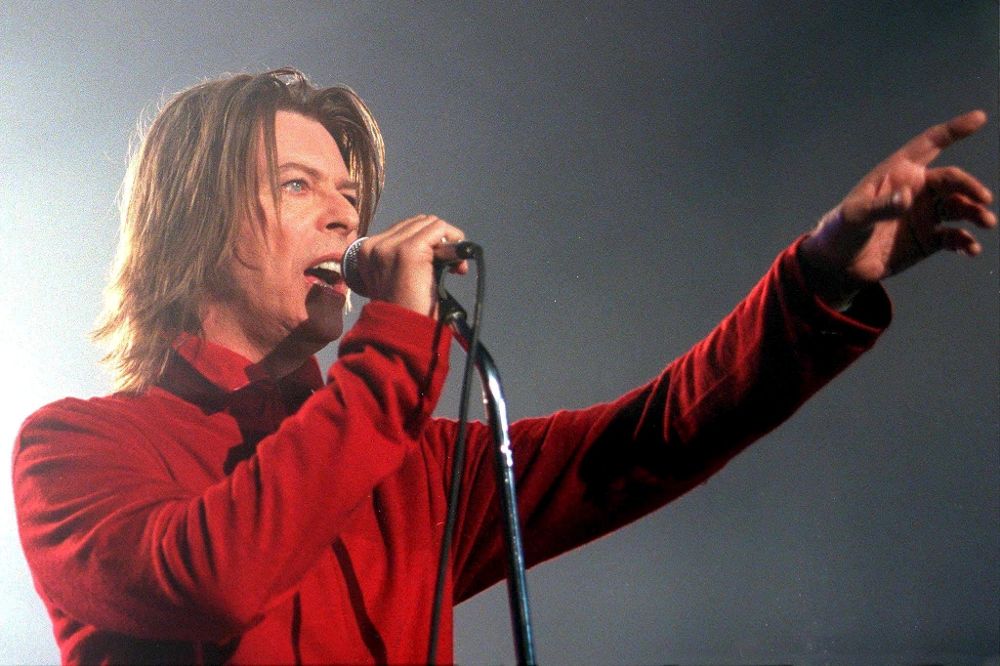Fotografía de archivo tomada el 17 de octubre de 1999 que muestra a David Bowie durante un concierto en Viena (Austria).