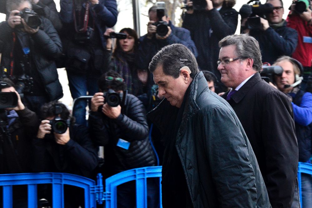 El expresidente del Govern balear y exministro de Medio Ambiente, Jaume Matas (i), a su llegada al juicio del caso Nóos.