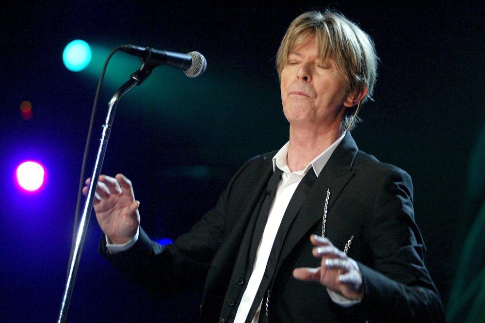 Fotografía de archivo tomada el 18 de julio de 2002 que muestra al músico británico David Bowie durante un concierto en el Festival de Jazz de Montreux (Suiza).