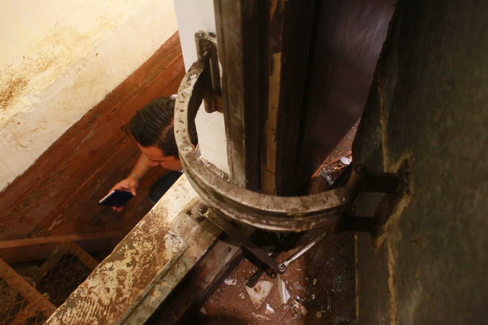 Vista del túnel hallado en una habitación de la casa donde se ocultaba el narcotraficante Joaquín "el Chapo" Guzmán en la ciudad de Los Mochis del estado de Sinaloa (México). .